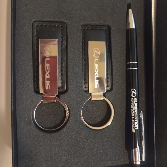Lexus Two Keys Changs/Pen And First Aid Kit - Picture 2 of 5